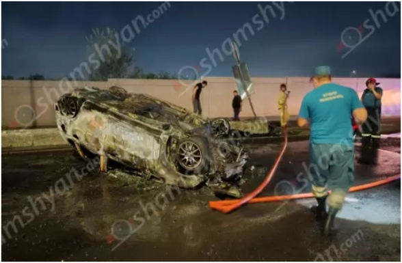 Երևանում «Honda»-ն բախվել է բազալտե եզրաքարին, շրջվել ու բռնկվել. 21-ամյա վարորդի կյանքի համար պայքարում են